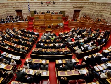 Ποιοι ψήφισαν το άρθρο της ντροπής και της ανωμαλίας για τις υιοθεσίες παιδιών από ομόφυλα ζευγάρια